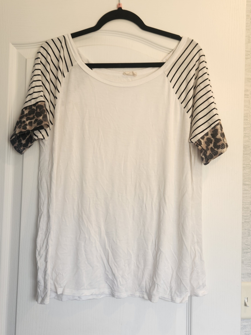 BiBi White Tee with Striped Raglan Sleeves and Leopard Cuffs L Euc